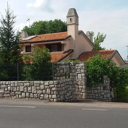 Appartement Cave 82 *